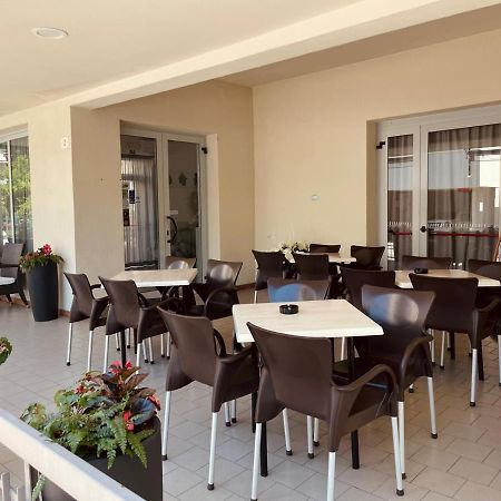 Hotel Vera Cesenatico Esterno foto